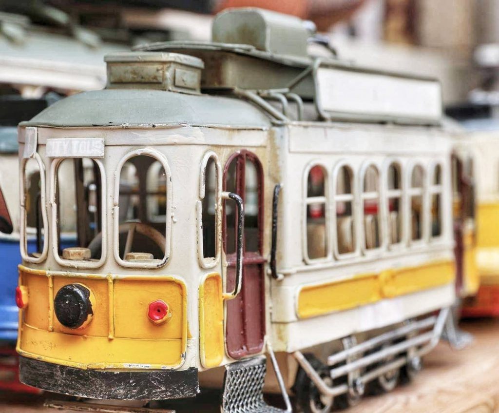 podróże małe i duże, atrakcja Lizbony, zółty tramwaj retro
