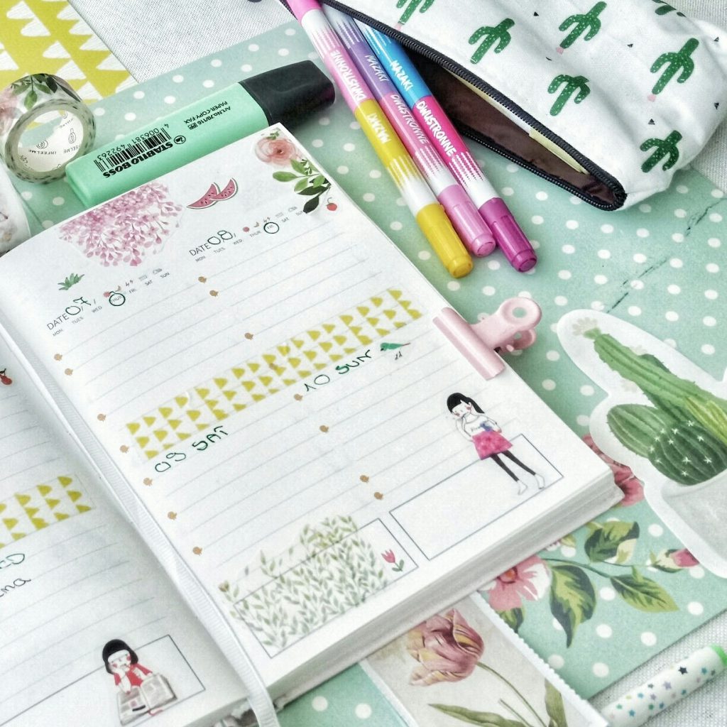 Prowadzę planner w kolorowym kalendarzu i sama  go dekoruję