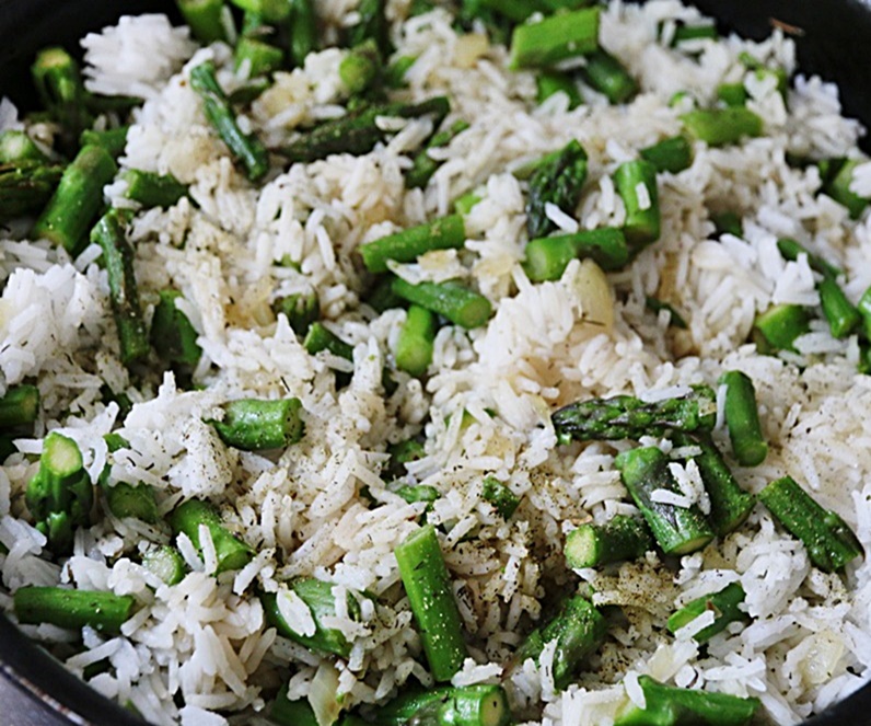 Ryż gotowany ze szparagami. Jak podawać szparagi zielone