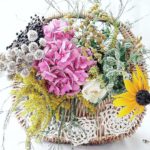 bukiet z suszonych kwiatów w wiklinowym koszyku